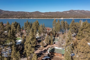 Une propriété au bord du lac, dotée de chalets, d’un quai et offrant une vue sur les montagnes.