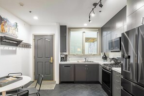 Fridge, microwave, oven, stovetop - New San Juan 303 by Avantstay Modern Penthouse w/ Deck Overlooking Main Street (Telluride)