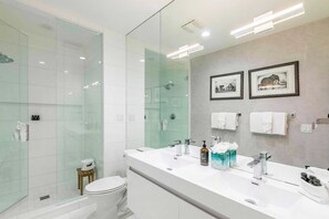 Bathroom - New San Juan 303 by Avantstay Modern Penthouse w/ Deck Overlooking Main Street (Telluride)