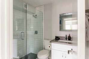 Talo (6 Bedrooms) | Kylpyhuone | Ilmaiset hygieniatuotteet, pyyhkeet, saippua, sampoo