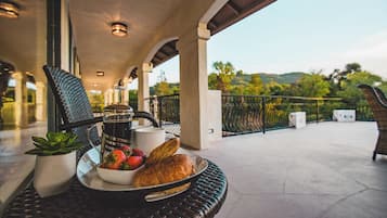 Vila (Multiple Bedrooms) | Parte interna