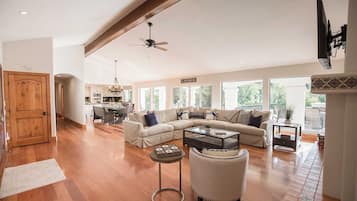 Vila (Multiple Bedrooms) | Parte interna