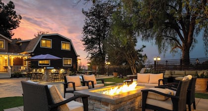 Chateau Syrah by Avantstay Picturesque Estate w/ Pool, Hot Tub, Pool Table & Table Tennis New Pickleball Court + Basketball Hoop