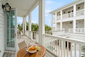 Outdoor dining - Marlin by Avantstay Beachfront Mansion w/ 10 Bdrs & Multiple Living Spaces & Kitchens! (Panama City Beach)