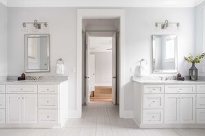 House (5 Bedrooms) | Bathroom | Bathtub, free toiletries, towels, soap - 1blck to Beach, Pool, Outdoor Kitchen, Game Room Pelican by Avantstay (Isle of Palms)