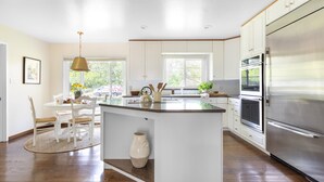 Vila (3 Bedrooms) | Dapur pribadi | Mesin pembuat kopi/teh, lemari es, microwave, dan oven