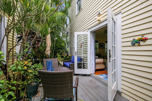 Interior - Tumi's Time Out by Avantstay Heart Of Old Town w/ Shared Pool Month Long Stays Only (Key West)