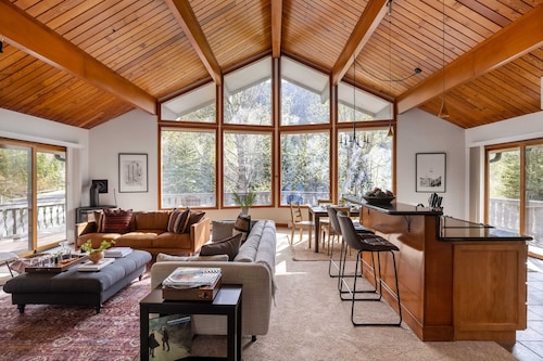 Bighorn by Avantstay Spacious Ski Cabin w/ Sprawling Porch, Views & Hot Tub!