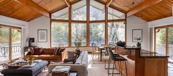Bighorn by Avantstay Spacious Ski Cabin w/ Sprawling Porch, Views & Hot Tub!