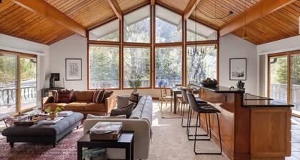 Bighorn by Avantstay Spacious Ski Cabin w/ Sprawling Porch, Views & Hot Tub!