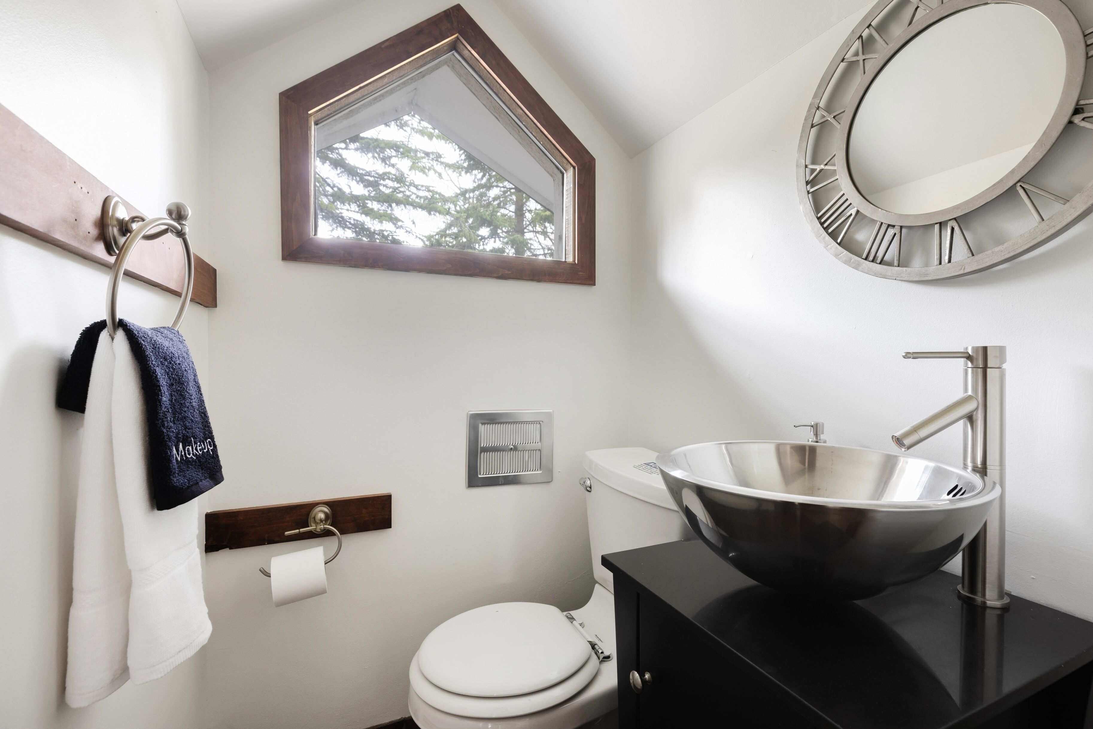 Bighorn by Avantstay Spacious Ski Cabin w/ Sprawling Porch, Views & Hot Tub!