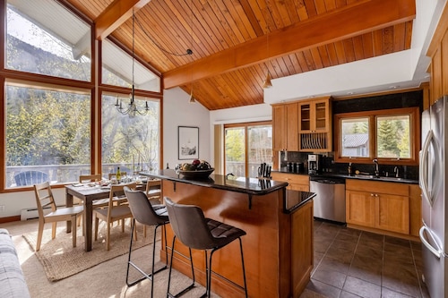 Bighorn by Avantstay Spacious Ski Cabin w/ Sprawling Porch, Views & Hot Tub!