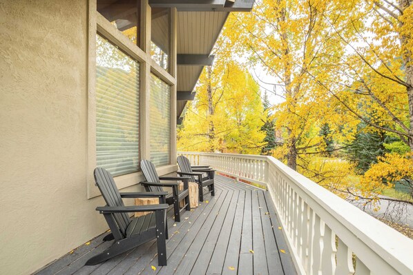Terrace/patio - Bighorn by Avantstay Spacious Ski Cabin w/ Sprawling Porch, Views & Hot Tub! (Vail)
