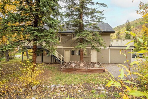 Bighorn by Avantstay Spacious Ski Cabin w/ Sprawling Porch, Views & Hot Tub!