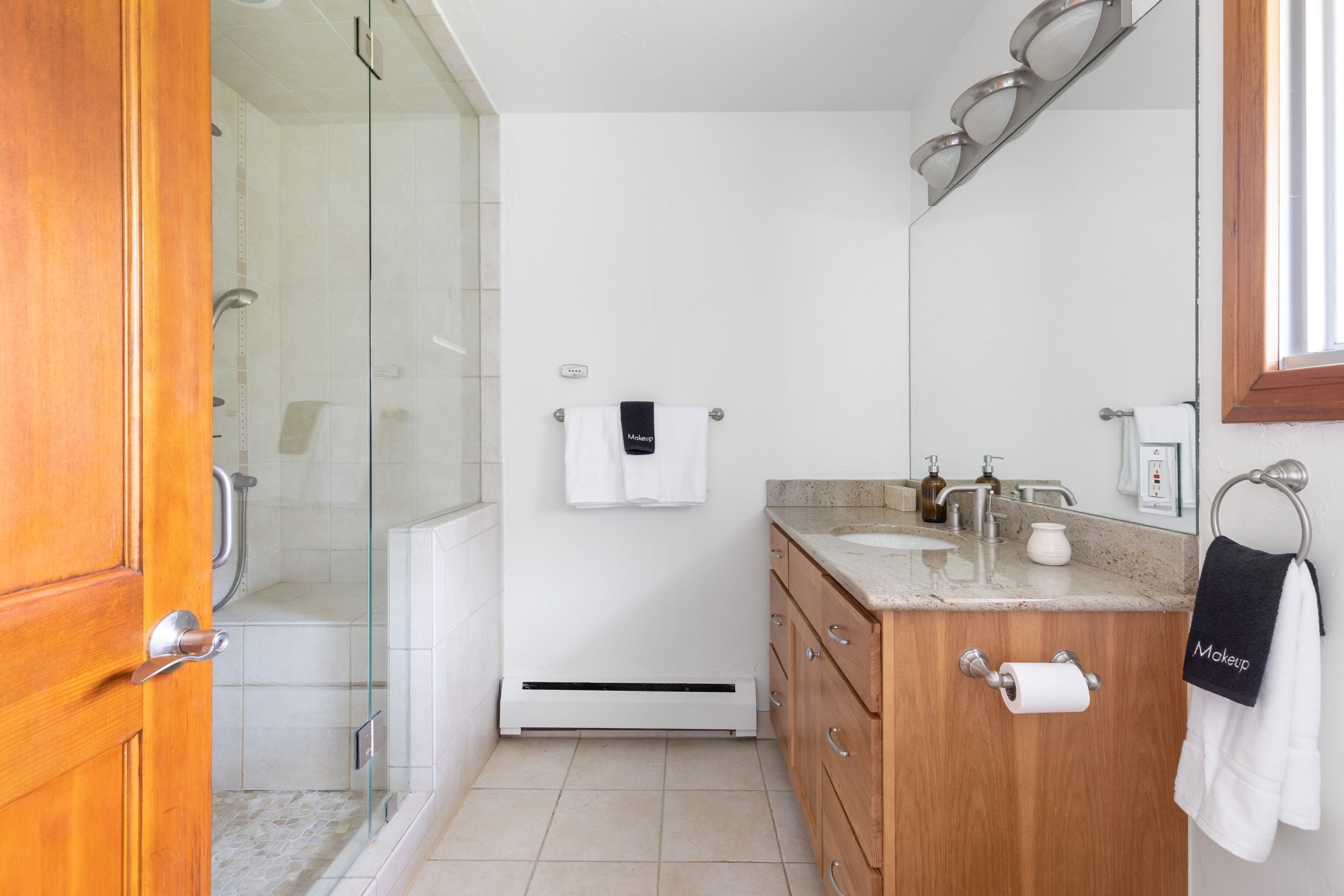 Bighorn by Avantstay Spacious Ski Cabin w/ Sprawling Porch, Views & Hot Tub!