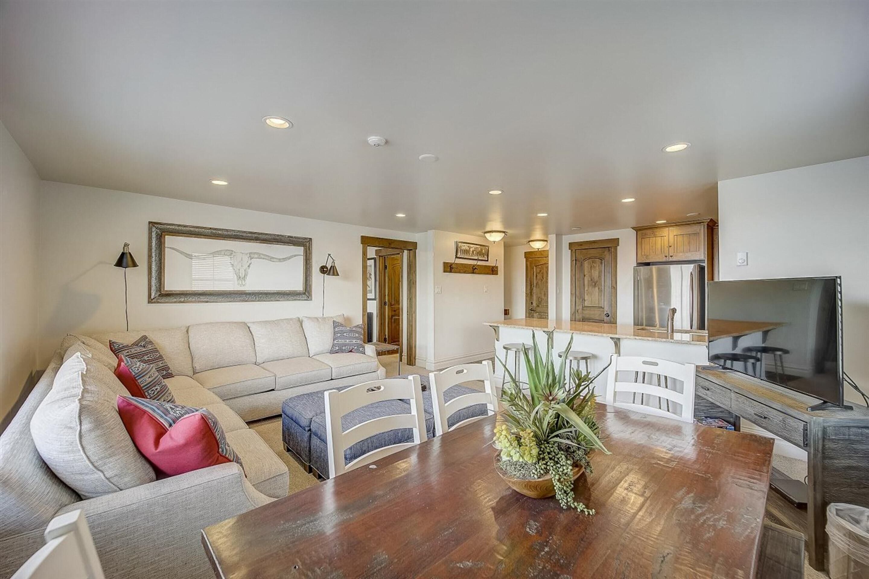 TV 55-inch có truyền hình kỹ thuật số, lò sưởi, dịch vụ stream 