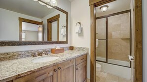 Apartment (3 Bedrooms) | Bathroom - Resort Plaza #5061 by Avantstay Located in Park City Mountain Resort Close to the Slopes! (Park City)