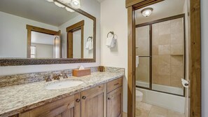 Appartamento (3 Bedrooms) | Bagno | Vasca, set di cortesia gratuito, asciugamani, sapone
