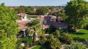A large estate with multiple buildings, lush greenery, and a well-maintained lawn. - Villa Verbena by Avantstay Expansive Estate w/ B-ball Court, Pool/spa & Entertainer's Yard (Indio)