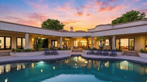 A pool area with lounge chairs and a sunset view. - Villa Verbena by Avantstay Expansive Estate w/ B-ball Court, Pool/spa & Entertainer's Yard (Indio)