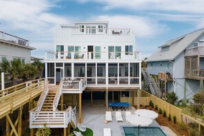 Outdoor dining - Ocean's Eye by Avantstay Beach Front Home w/ Roof Top, Pool & Putting Green! (Folly Beach)