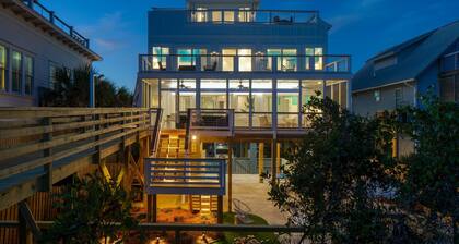Ocean's Eye by Avantstay Beach Front Home w/ Roof Top, Pool & Putting Green!