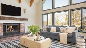 House (6 Bedrooms) | Interior