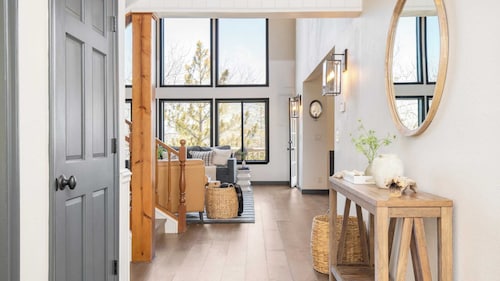 Pollock by Avantstay Stunning Views w/ Movie Room, Hot Tub, Game Room & Large Balcony