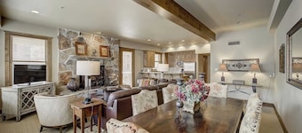 Mont Cervin by Avantstay Lift-view Hot Tub + Stone Fireplace Ski-in/out