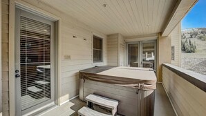 A balcony with a massage table, a small bench, and a view of a hilly landscape. - Mont Cervin by Avantstay Private Hot Tub + Fireplace Walk to Ski-in/ski-out + Dining (Park City)
