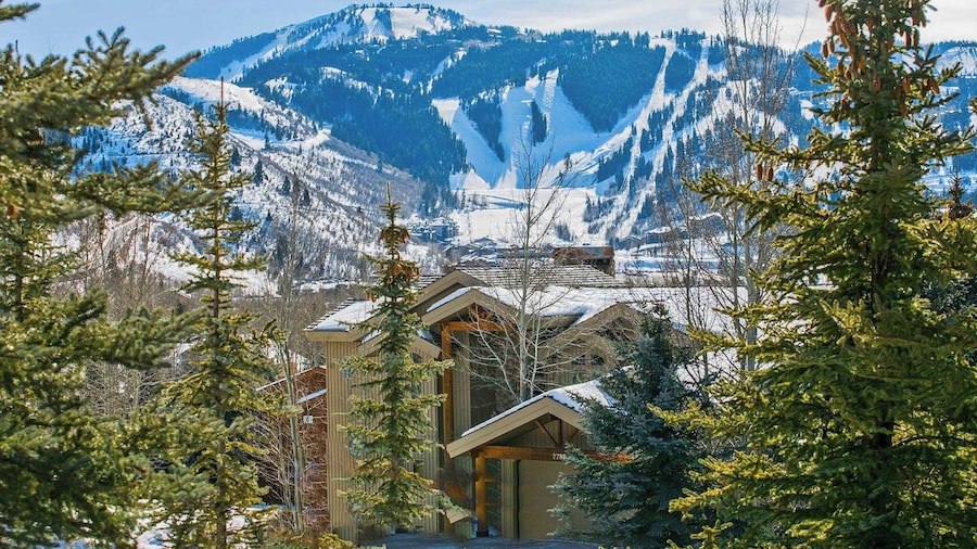 Telemark Luxury Retreat by Avantstay Stunning Views w/ Hot Tub, Theatre Room and Pool Table!