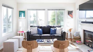 Televisi 55-inci dengan saluran TV digital dan perapian