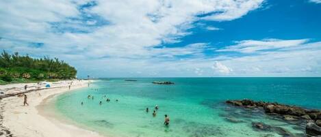 ビーチの近く、白砂