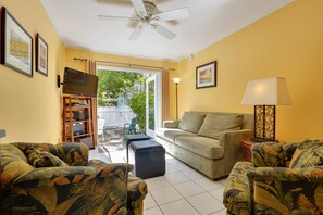 55-inch flat-screen TV with digital channels, TV, streaming services - Bayview Harbor by Avantstay Ideal Location in Gated Community w/ Shared Pool (Key West)