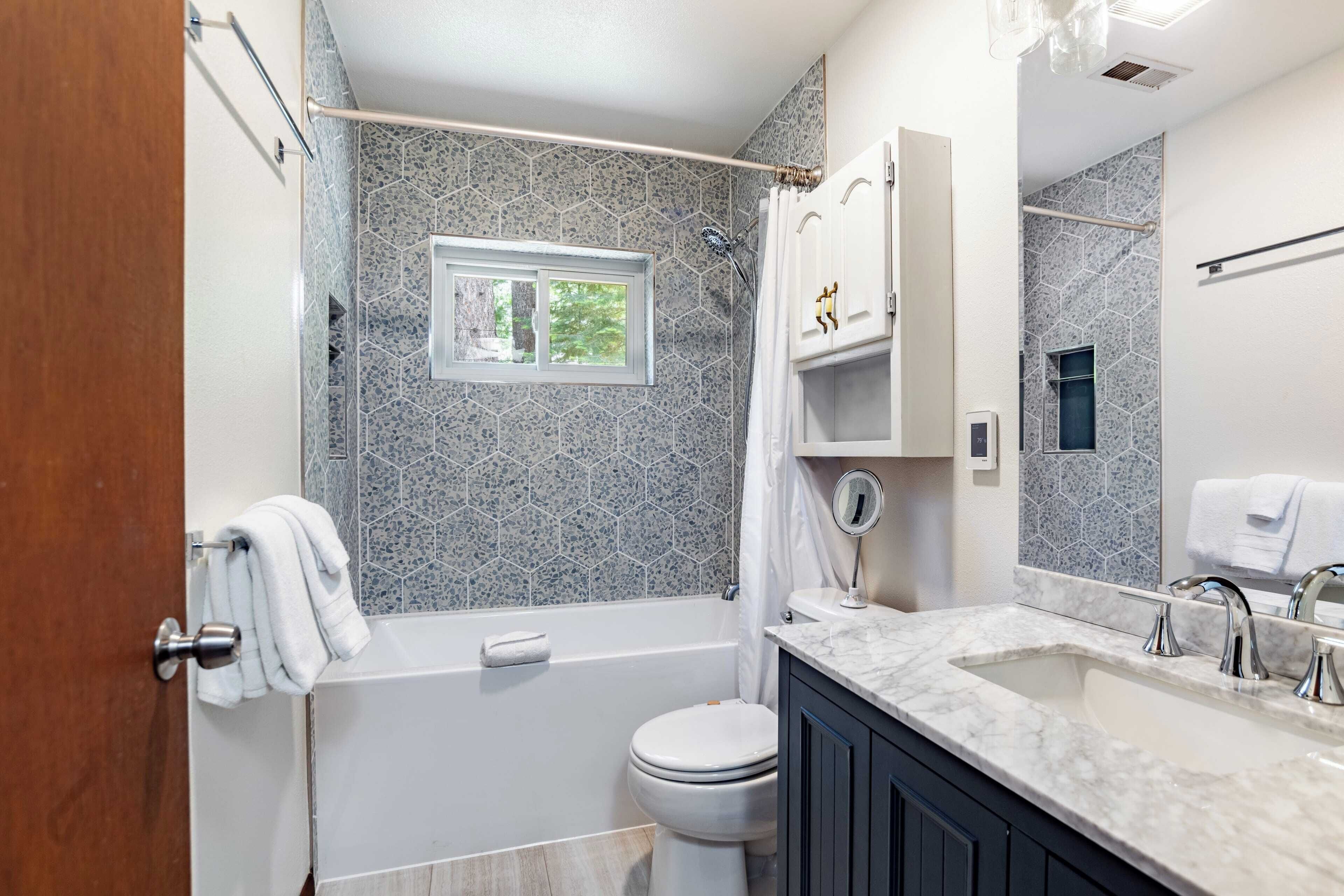 Ein Badezimmer mit Badewanne, Toilette und Waschbecken.