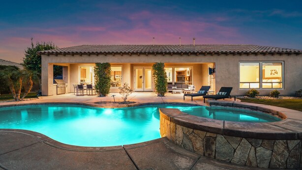 A house with a swimming pool, outdoor seating, and a patio area. - Desert Grove by Avantstay Oasis Retreat w/ Pool & BBQ Grill! (Indio)