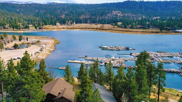 Lakefront Lodge By Avantstay Direct Access To Big Bear Lake Hot Tub + Views - Big Bear Lake, CA