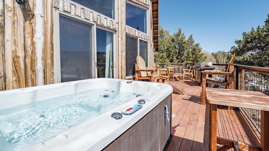 Lakefront Lodge by Avantstay Direct Access to Big Bear Lake Hot Tub + Views