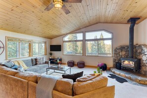 House (4 Bedrooms) | Interior - Golden Summit by Avantstay Stunning Secluded Cabin w/ Access to Tahoe Donner (Truckee)