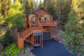 Front of property - Golden Summit by Avantstay Stunning Secluded Cabin w/ Access to Tahoe Donner (Truckee)