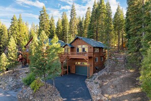 House (4 Bedrooms) | Interior - Golden Summit by Avantstay Stunning Secluded Cabin w/ Access to Tahoe Donner (Truckee)
