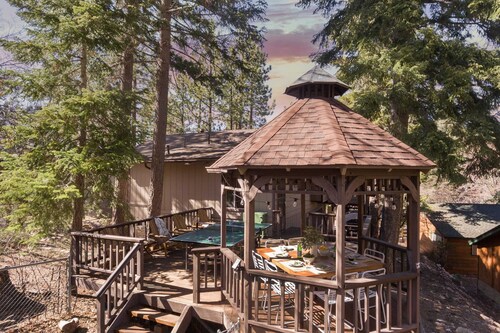 Turtlebear by Avantstay Stunning Character Cabin w/ Entertainers Patio & Table Tennis!