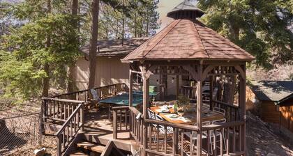 Turtlebear by Avantstay Stunning Character Cabin w/ Entertainers Patio & Table Tennis!