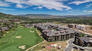 A residential area with modern houses, a golf course, and mountainous terrain in the background. - Kokopelli by Avantstay Close to the Ski Slopes in This Majestic Home in Park City (Park City)