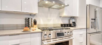 Webster by Avantstay Central Location w/ Hot Tub and Patio