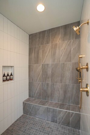 Ferienhaus (4 Bedrooms) | Badezimmer | Kostenlose Toilettenartikel, Handtücher, Seife, Shampoo