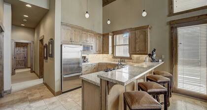 Mont Cervin #32 by Avantstay Ski In Ski Out Home in Silver Lake Village w/ Hot Tub
