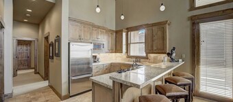 Mont Cervin #32 by Avantstay Ski In Ski Out Home in Silver Lake Village w/ Hot Tub