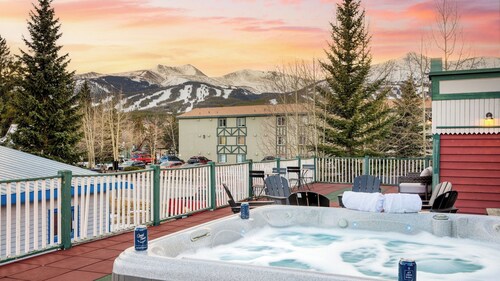 Holly by Avantstay In the Heart of Breckenridge w/ Hot Tub, Game Room & Roof Top Patio Sleeps 24
