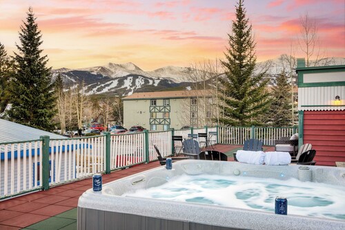 Holly by Avantstay In the Heart of Breckenridge w/ Hot Tub, Game Room & Roof Top Patio